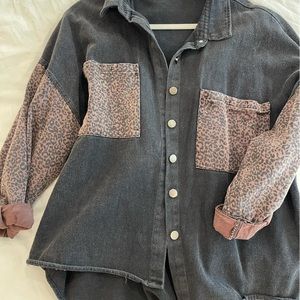 WASHED BLACK DENIM/CHEETAH DETAIL SHACKET